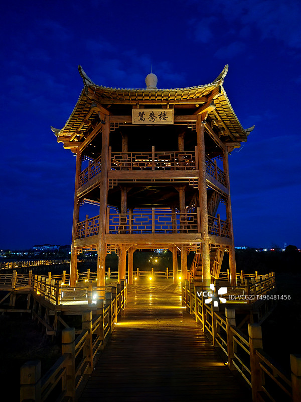 内蒙古自治区锡林郭勒盟多伦县湿地公园鸳鸯楼夜景图片素材
