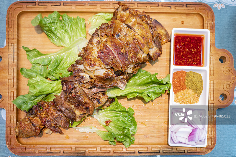 外焦里嫩的美味烧烤羊肉图片素材