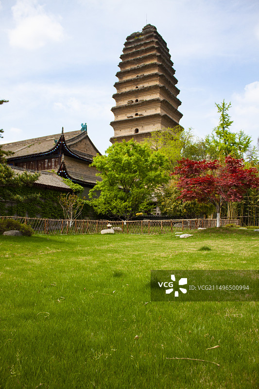 西安蓝天下小雁塔博物院佛塔图片素材