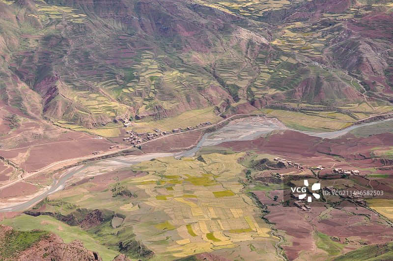 西藏藏东昌都丁青觉恩乡红土地梯田图片素材