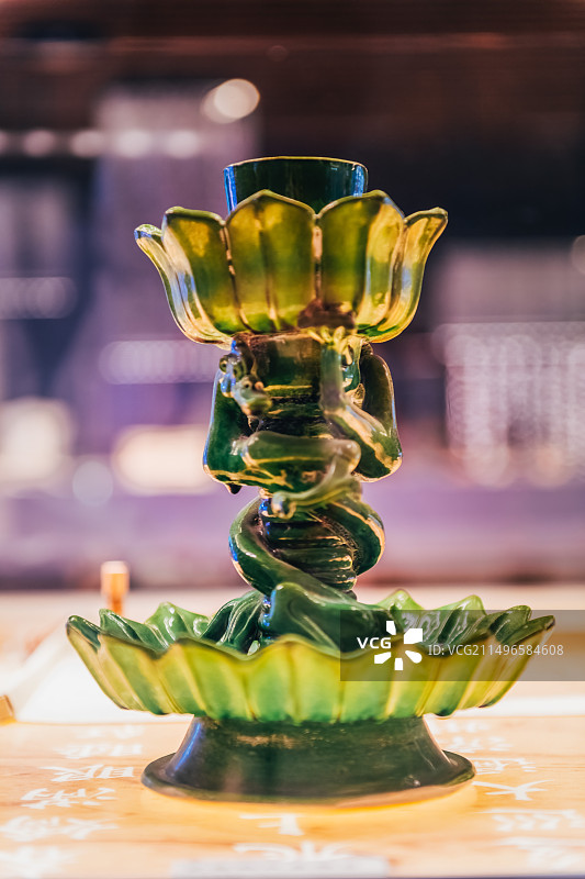 桌子上的瓷釉绿烛台特写镜头图片素材