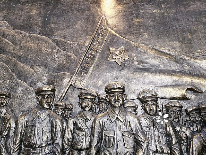 襄阳黄龙镇向湾革命英雄纪念馆展品·中国工农红军第九军第二十六师官兵铜像图片素材