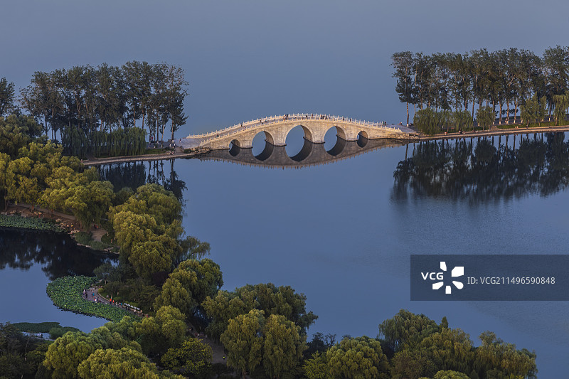 北京玉渊潭公园中堤桥图片素材