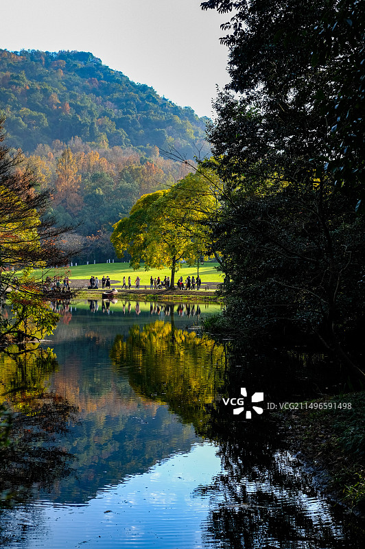 杭州太子湾公园油画般的秋景及湖中倒影图片素材