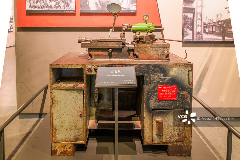 四川攀枝花三线建设博物馆打孔机展品图片素材
