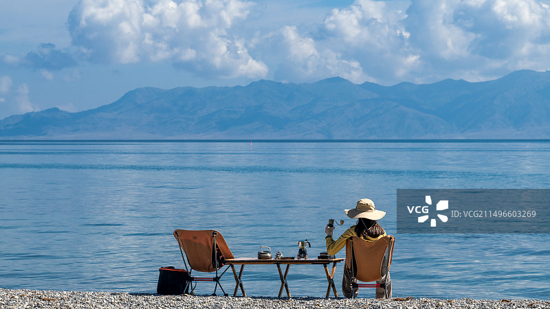 在新疆赛里木湖边休闲喝茶饮图片素材