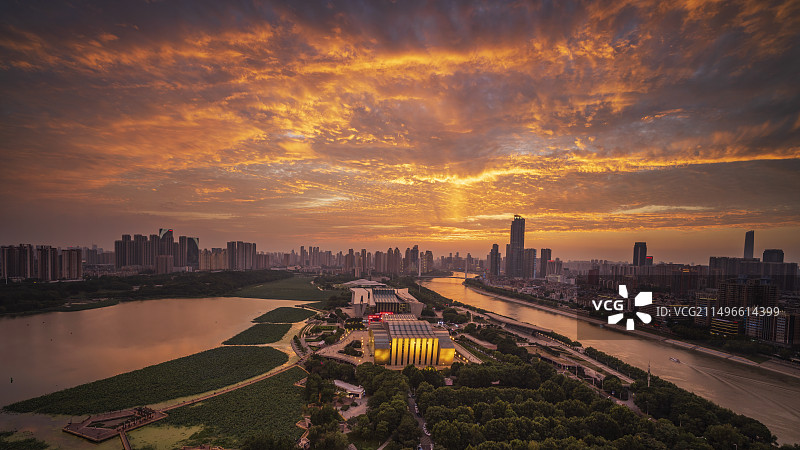 航拍晚霞中的琴台剧院月湖公园月湖桥汉江两岸夜景图片素材