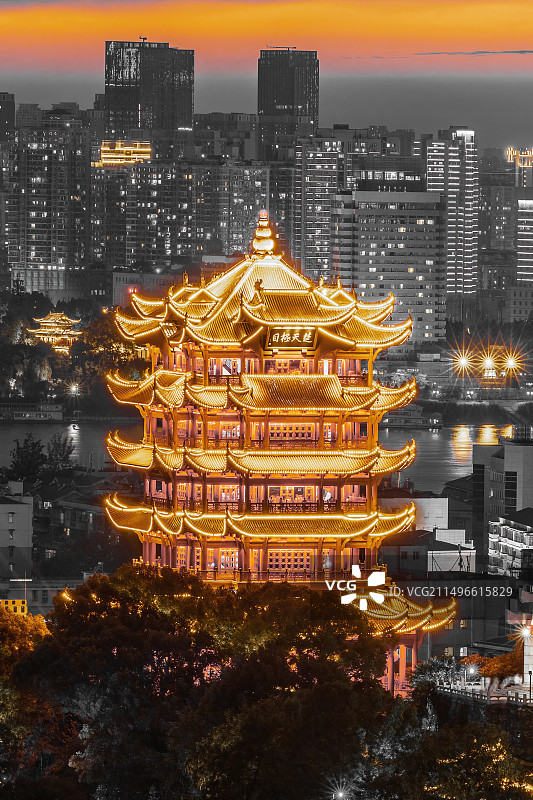 航拍晚霞中的长江大桥黄鹤楼红楼辛亥革命纪念馆夜景图片素材