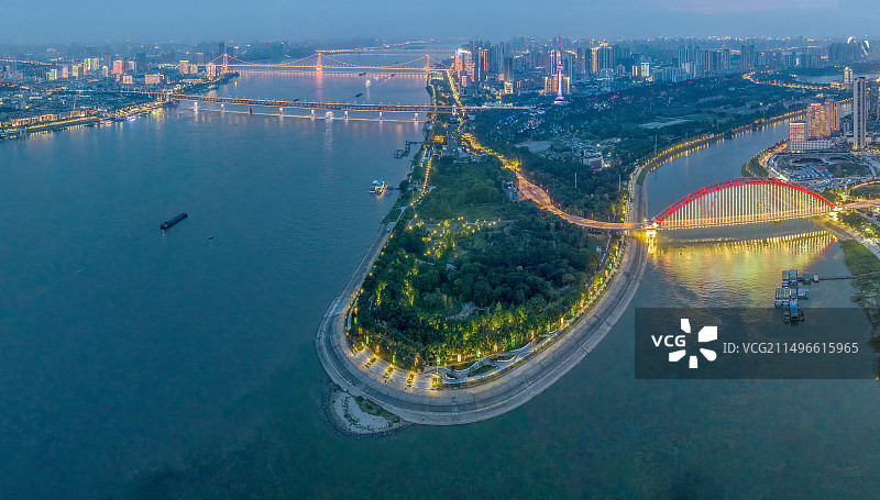 航拍汉江与长江交汇处南岸嘴夜景图片素材