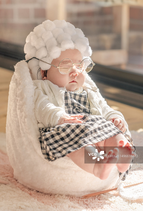 装扮可爱小老太的三个月萌萌哒女婴图片素材