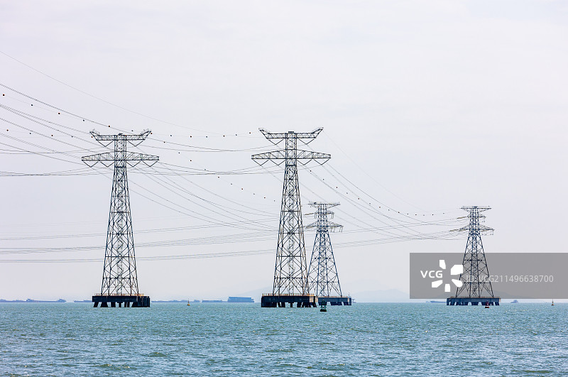 深圳宝安海上输电塔与高压输电线缆图片素材