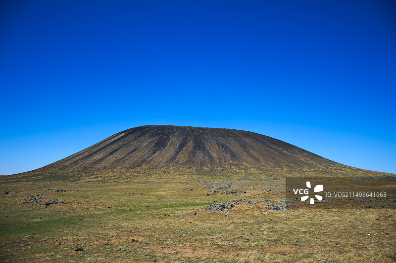 蓝天映衬下的火山景观图片素材