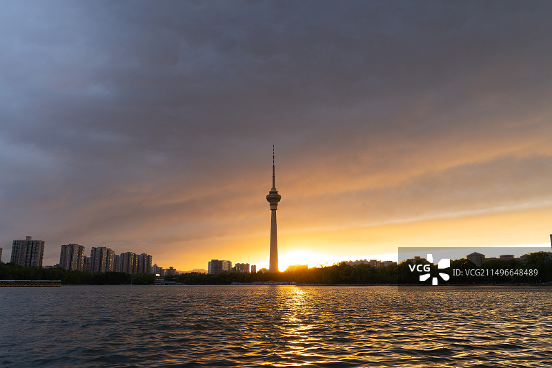 北京玉渊潭公园中央电视塔晚霞图片素材