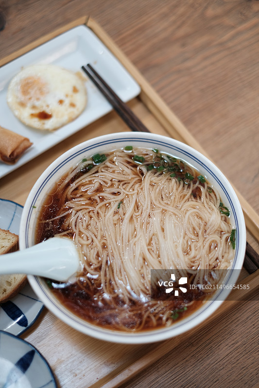 早餐的面条、鸭血粉丝汤图片素材