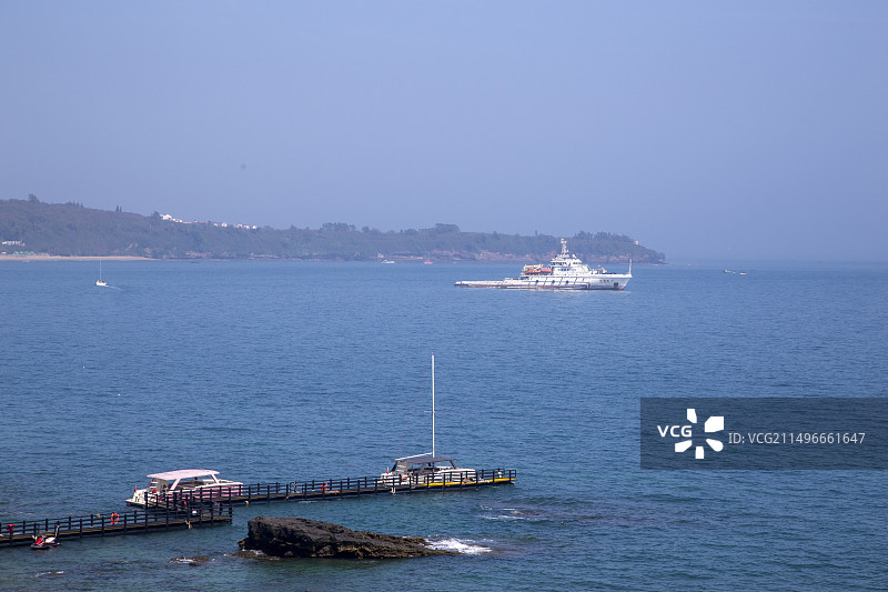 北海涠洲岛鳄鱼岛海边船图片素材