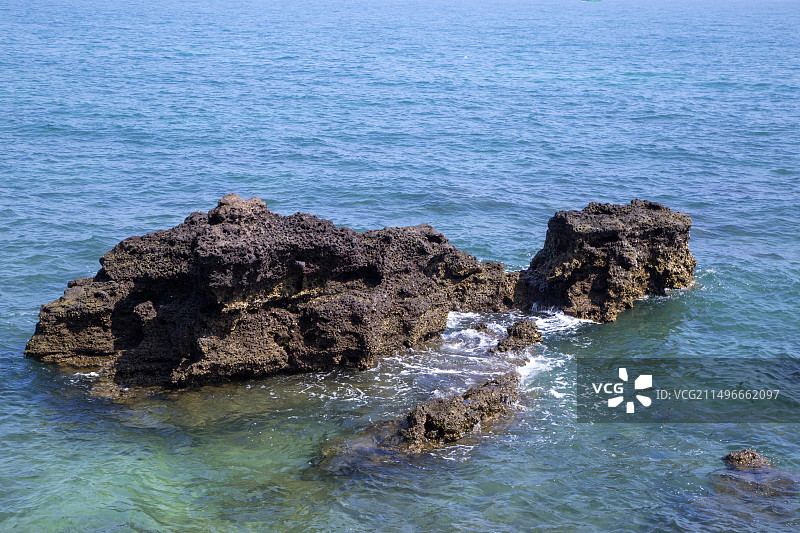 北海涠洲岛鳄鱼岛海边火山岩图片素材