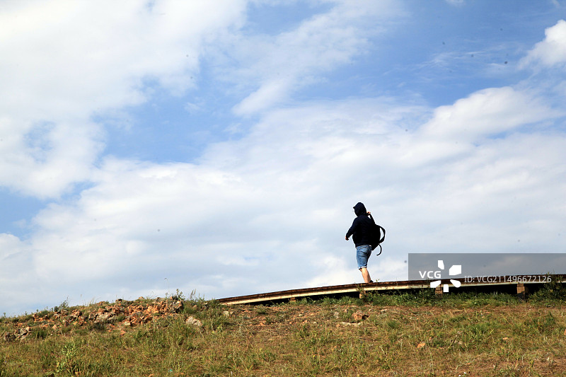 内蒙古乌兰巴统草原行走的人图片素材