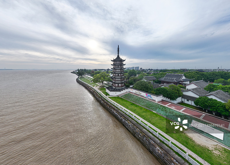 浙江省嘉兴市海宁市盐官镇盐官观潮景区堤坝宝塔钱塘江蓝天白云图片素材