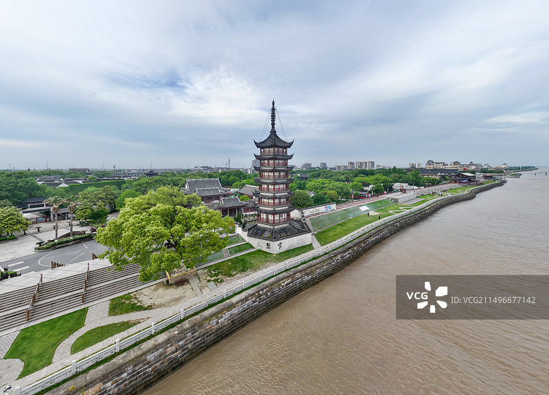 浙江省嘉兴市海宁市盐官镇盐官观潮景区堤坝宝塔钱塘江蓝天白云图片素材