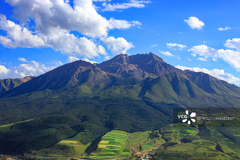 青海祁连牛心山神山图片素材