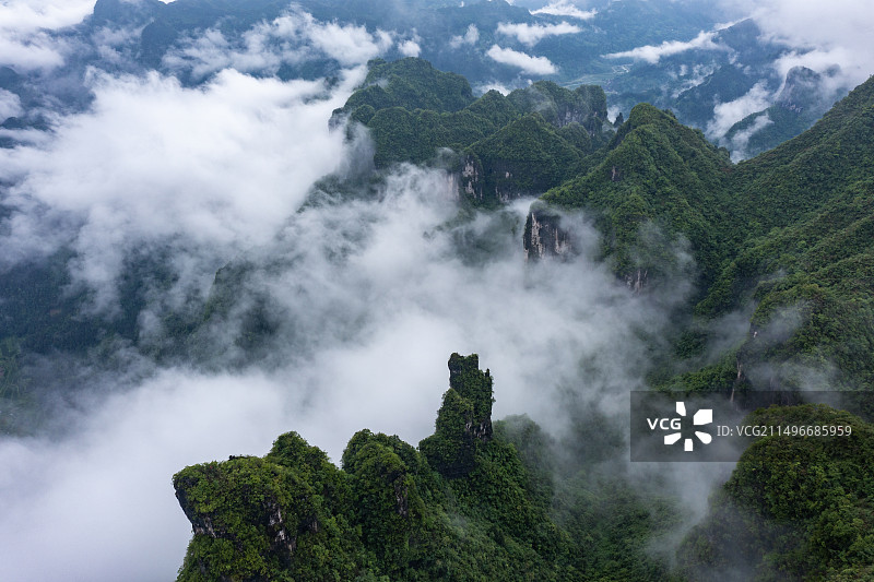航拍湖南湘西保靖县吕洞山晨曦云海风光图片素材