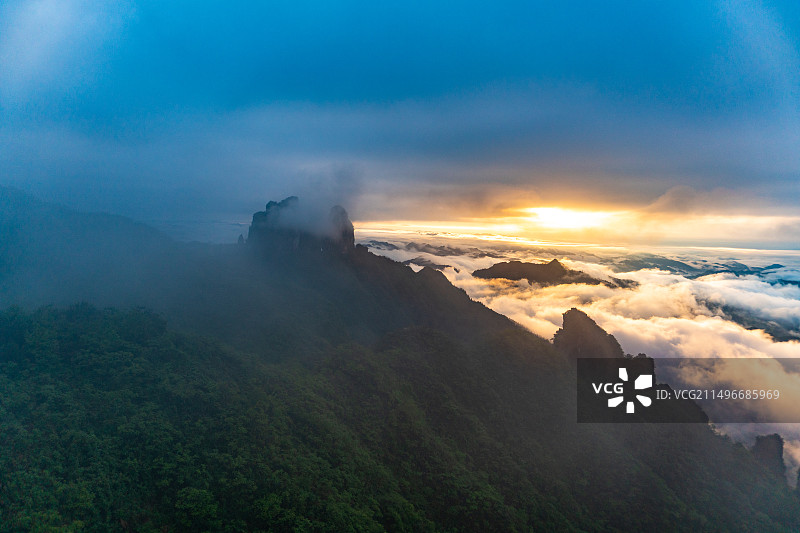 航拍湖南湘西保靖县吕洞山晨曦云海风光图片素材