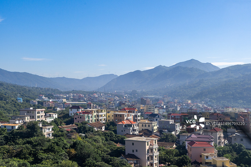 福建省莆田市航拍城市全景，山区脚下的农村自建房图片素材