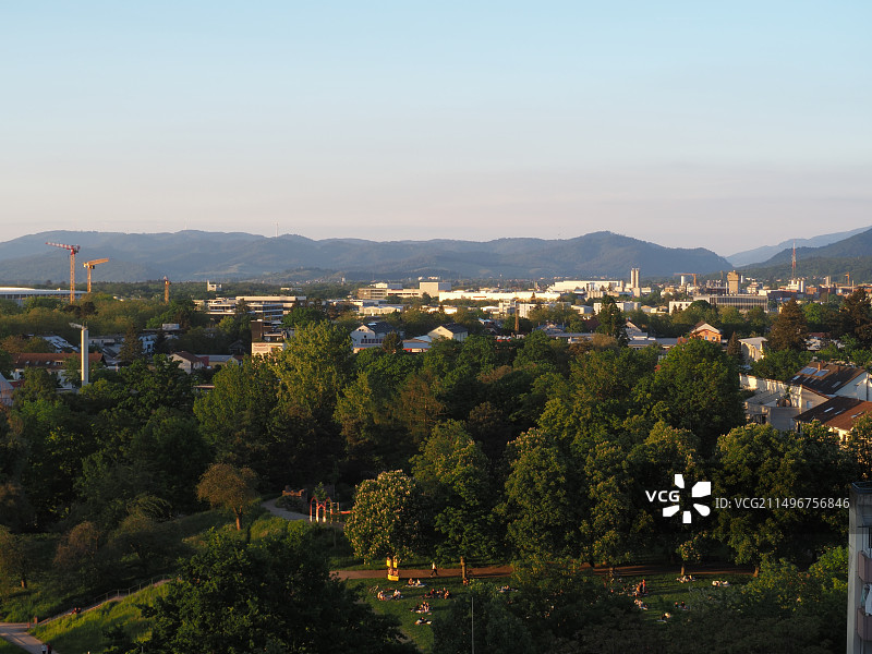 夕阳下的山脉和城市图片素材