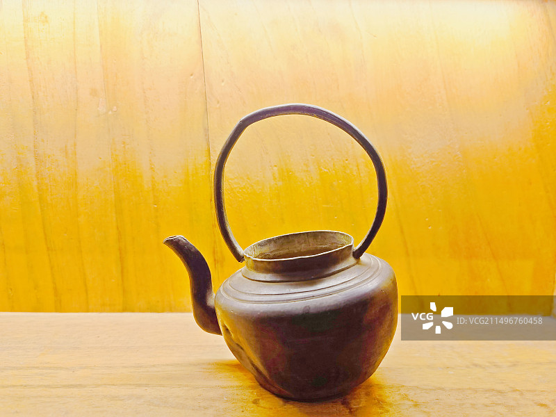 精致书店里的复古水壶图片素材