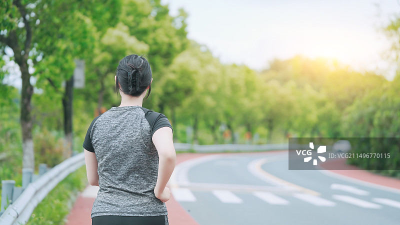 女子踏上风景优美的户外跑步之旅图片素材