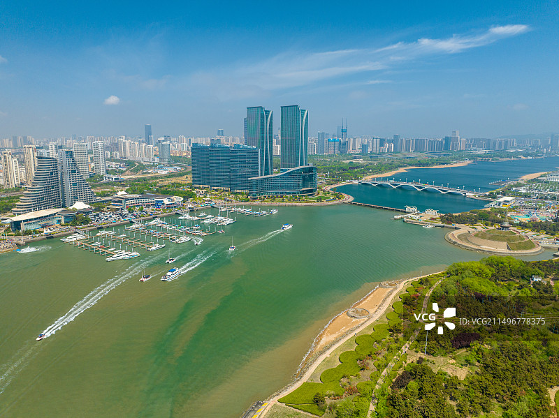 航拍山东省日照市万平口景区与世帆赛基地，蓝天白云，游船，游艇，快艇，阳光碧海金沙滩，百舸争流图片素材