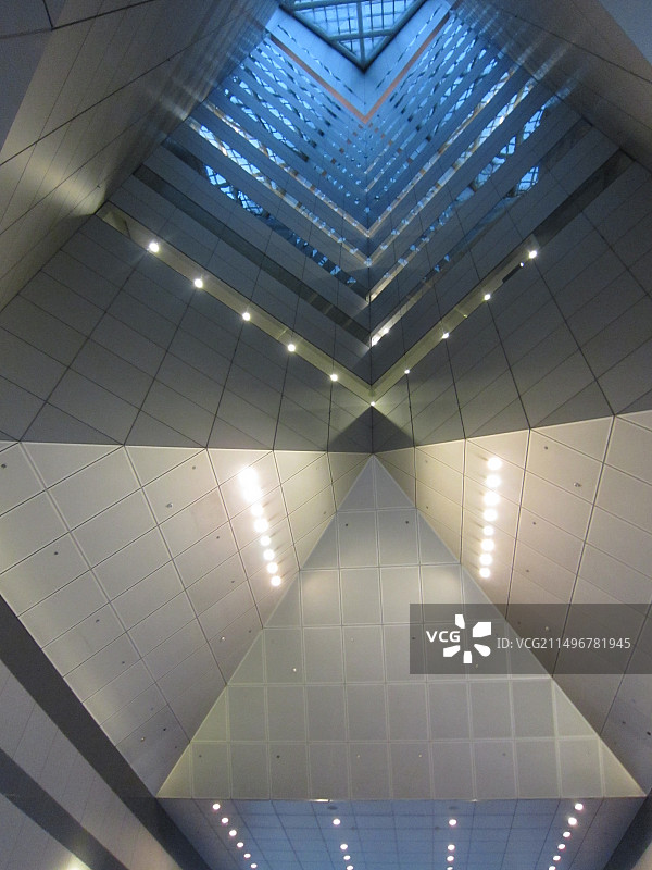 香港中国银行大厦建筑内部通高中庭仰视图片素材