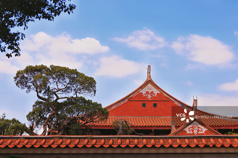 闽南特色红砖建筑-泉州红砖厝的屋顶屋脊图片素材