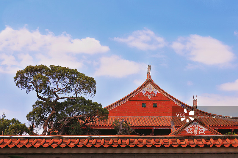 闽南特色红砖建筑-泉州红砖厝的屋顶屋脊图片素材