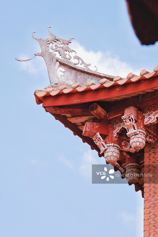 闽南特色红砖建筑-泉州红砖厝的屋顶屋脊图片素材