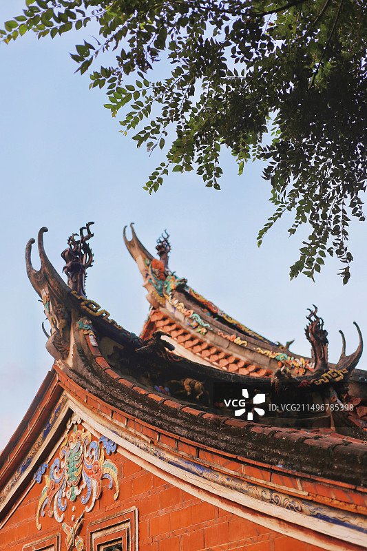 闽南特色红砖建筑-泉州红砖厝的屋顶屋脊图片素材