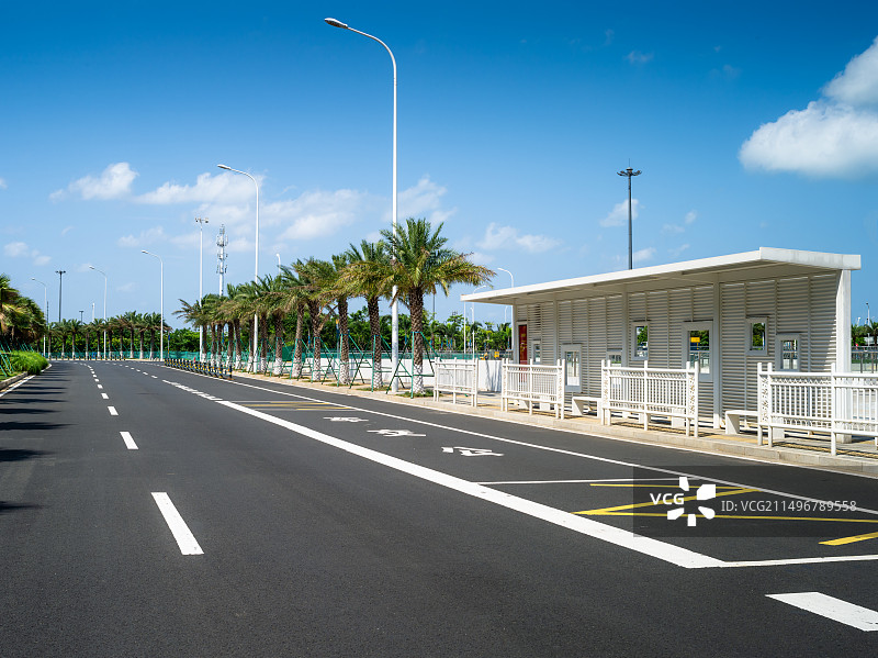 崭新的海口市公交站台汽车广告背景图图片素材