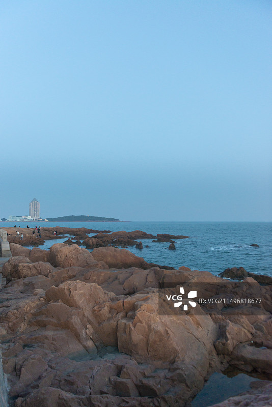 青岛琴屿路海滨步行路小青岛大坝岩石大海天空图片素材