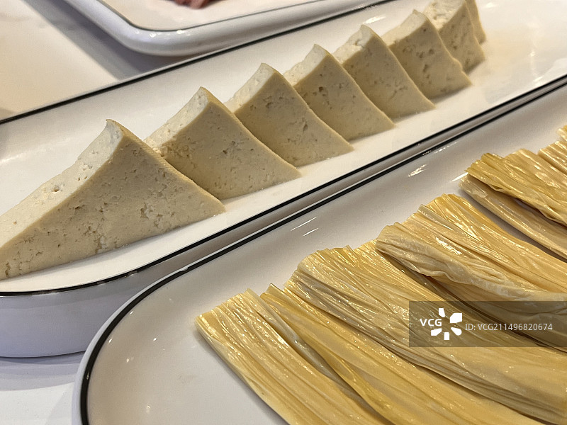 一盘豆腐和腐竹的特写图片素材