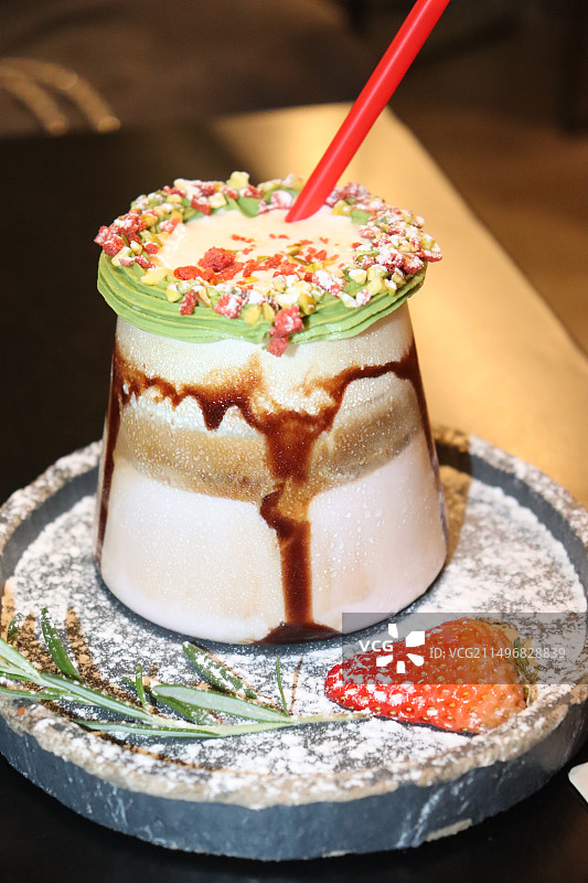 桌上盘子里甜点的特写镜头图片素材