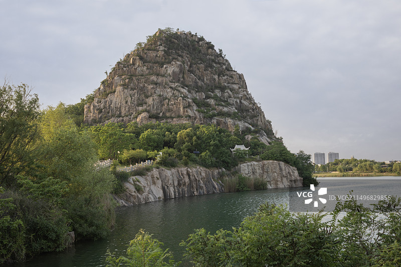水边的孤立山峰图片素材