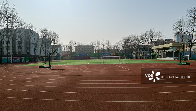 中国山东青岛莱西市第四中学操场外景图片素材