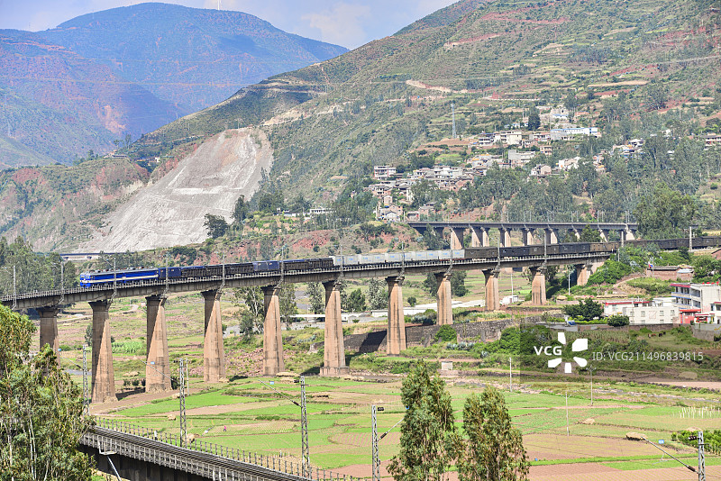 SS3B电力机车牵引货车行驶在成昆铁路南段大田菁大桥上图片素材