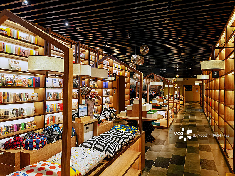 文艺书店里的书架和陈列的图书图片素材