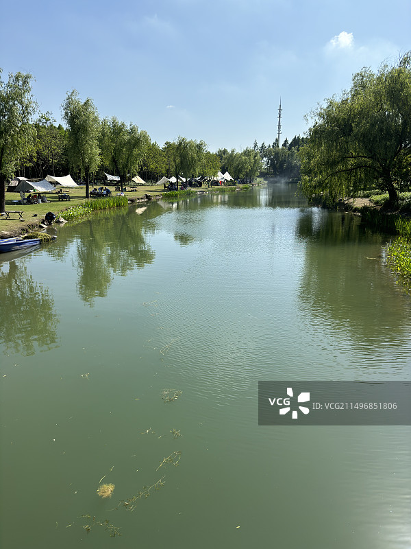 上海市宝山区沈杨公园内的露营游客图片素材