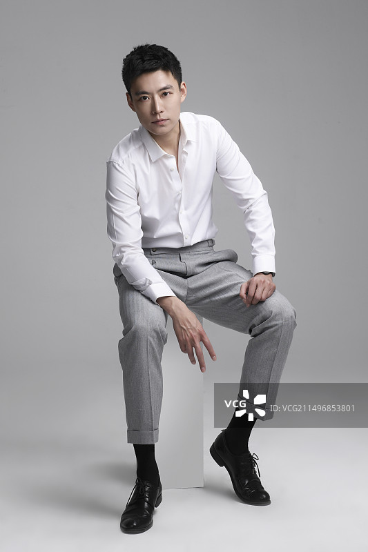 年轻商务男子肖像图片素材