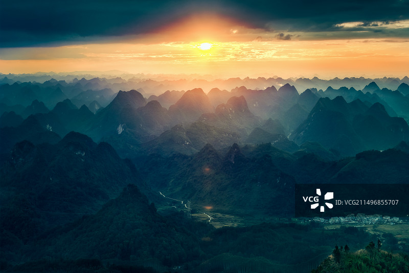 德保县三角山日落图片素材