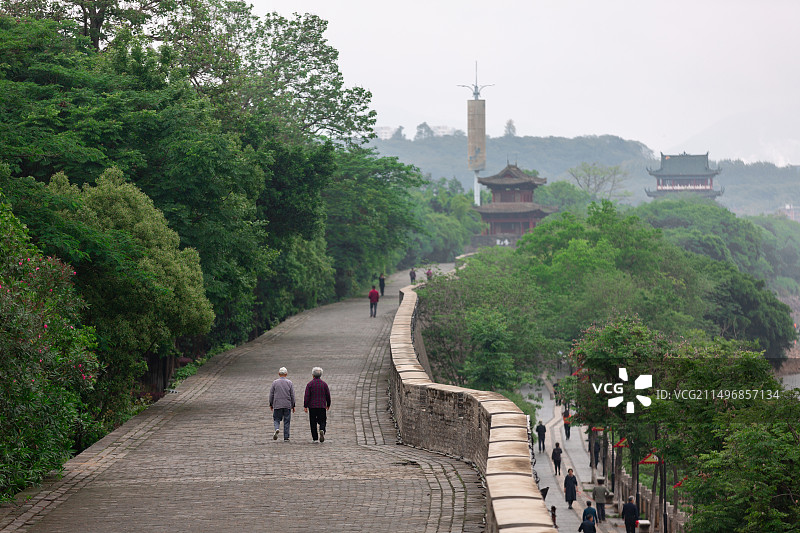 赣州市区内古建筑，古城区古城墙，两位老人在散步图片素材