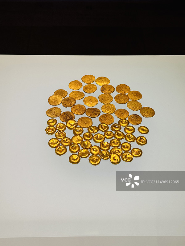 河北博物院文物-金饼-战国时期-满城汉墓出土金饼图片素材