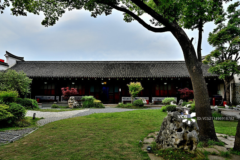 大树下的老房子图片素材